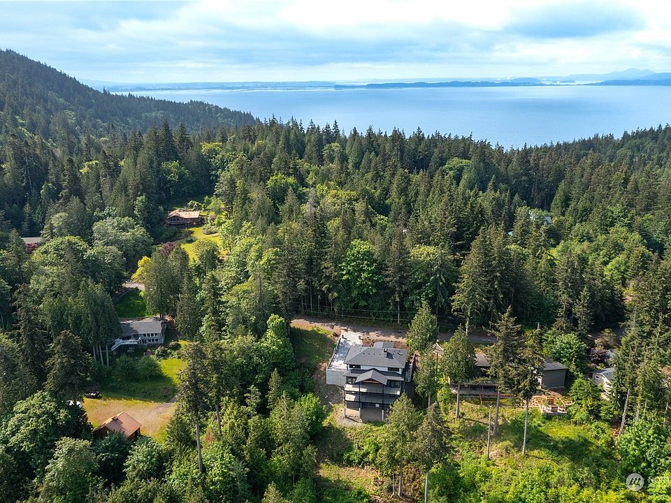 Elevated site, perfect for panoramic views.>