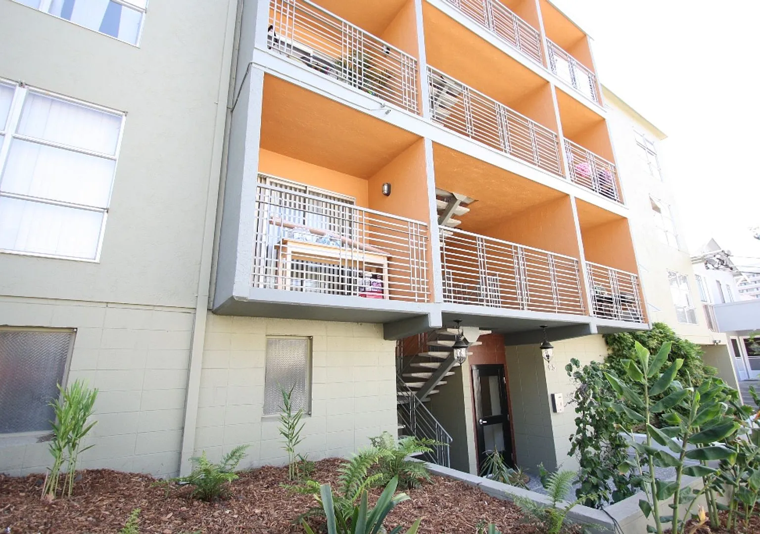 95 Linda Apartments — Photo 1