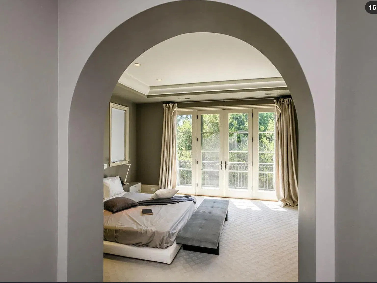 6 bed, 5.5 bath, 5579 sqft, $18,000 — Photo 3