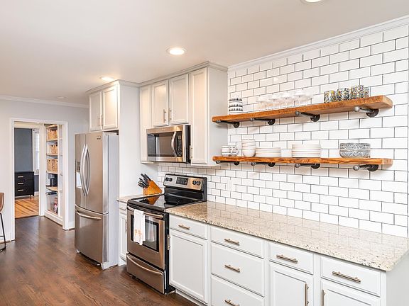 5th image of 8 Stonewall Ln