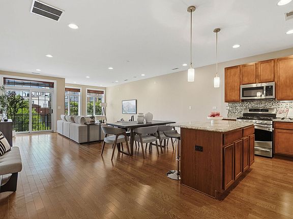 3rd image of 2936 N Lincoln Ave #3S