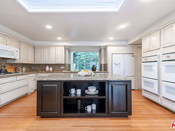 5th image of 1148 Coldwater Canyon Dr