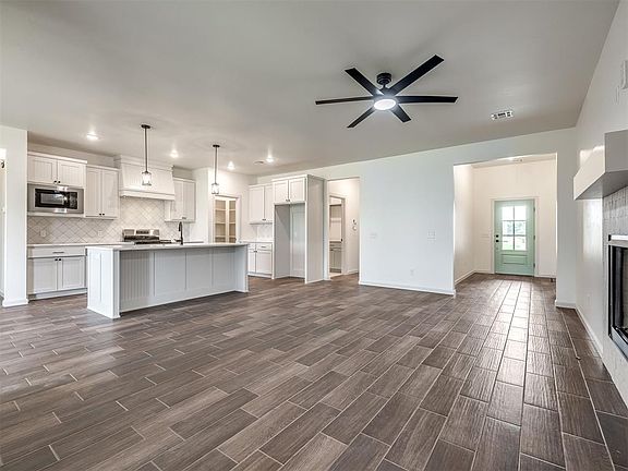 4th image of 14401 Village Cv
