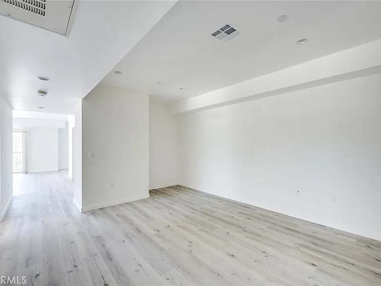 14526 Hartland St #307 — Photo 12