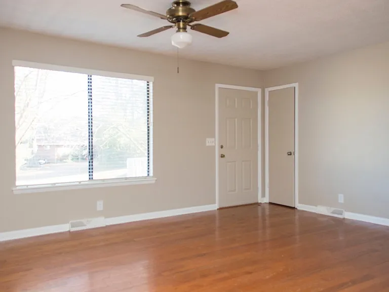 809 Bishop Cir — Photo 3