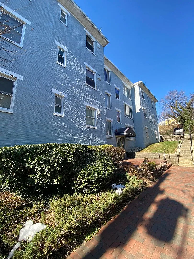 Cozy 2 BR/1 BA Apartment in Congress Heights! — Photo 2