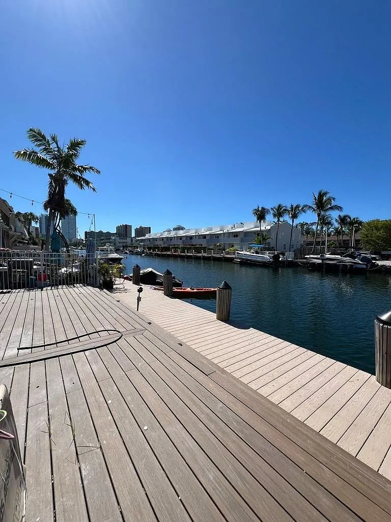 3 bed, 3.0 bath, 1600 sqft, $6,250 — Photo 1