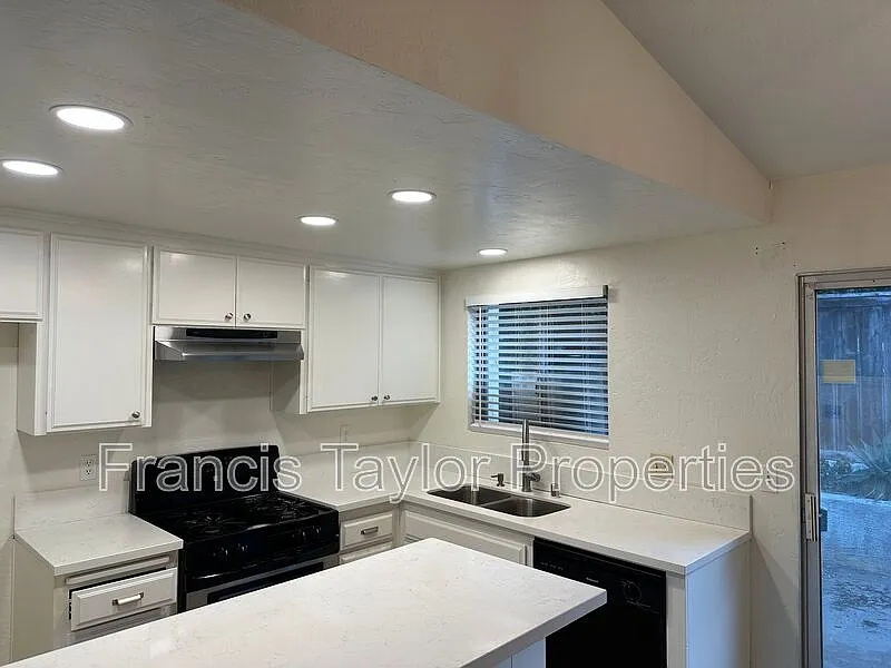2 bed, 1.0 bath, 1000 sqft, $2,200 — Photo 4