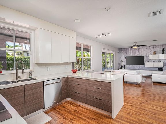 3rd image of 731 Tulip Cir