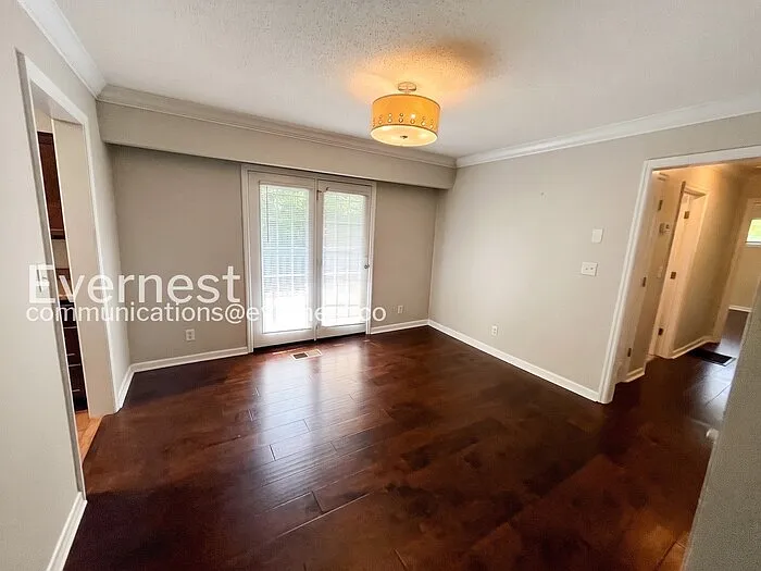 5526 Crestview Dr — Photo 11
