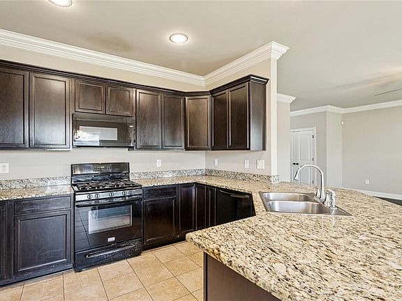 5th image of 807 White Pine Dr