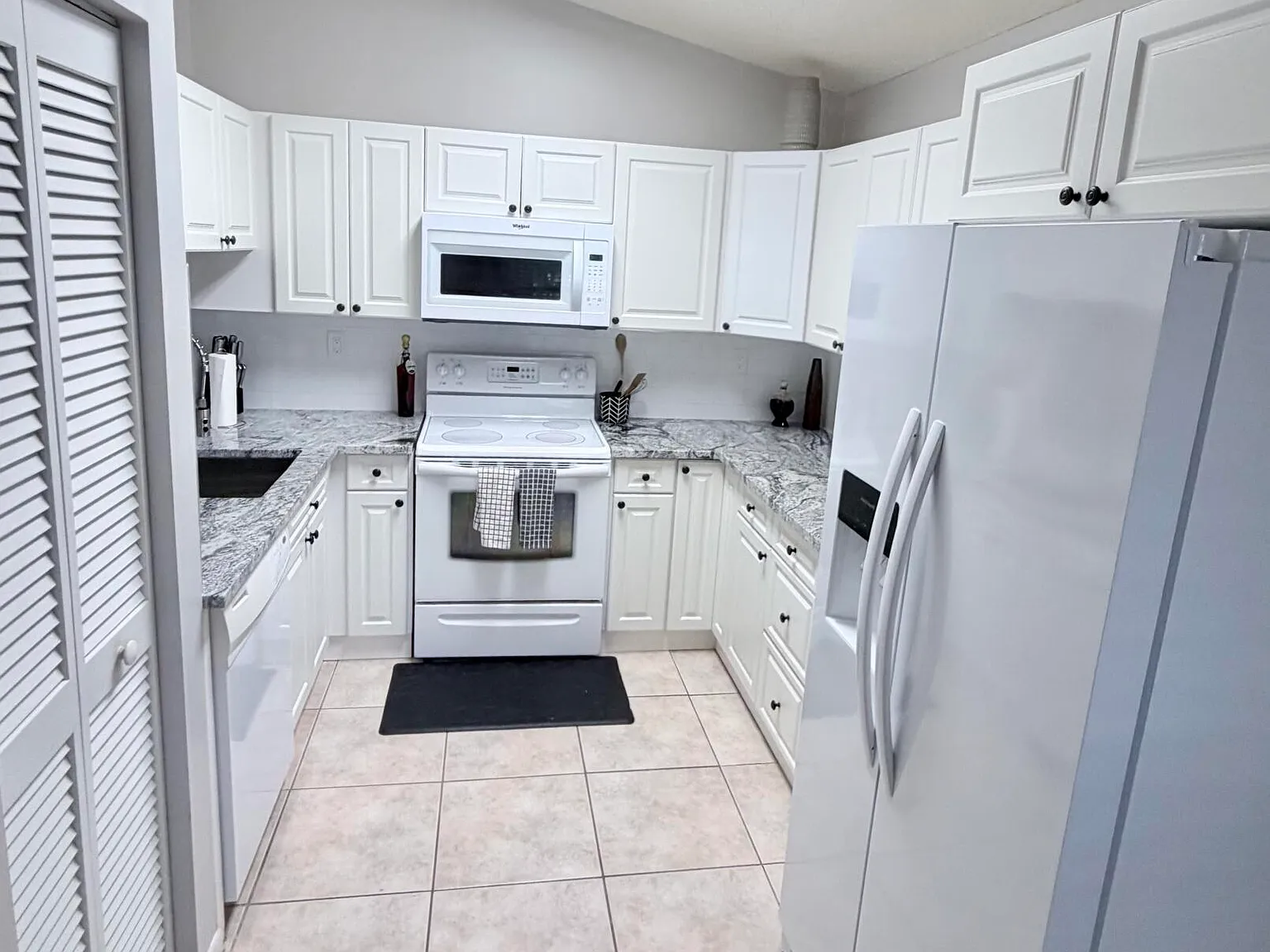 3 bed, 2.0 bath, 1406 sqft, $3,700 — Photo 4