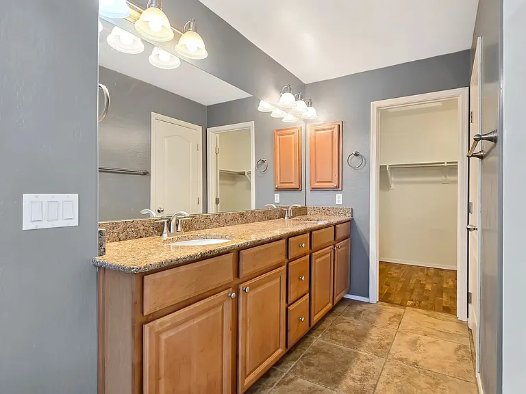 2942 N Evergreen St — Photo 23