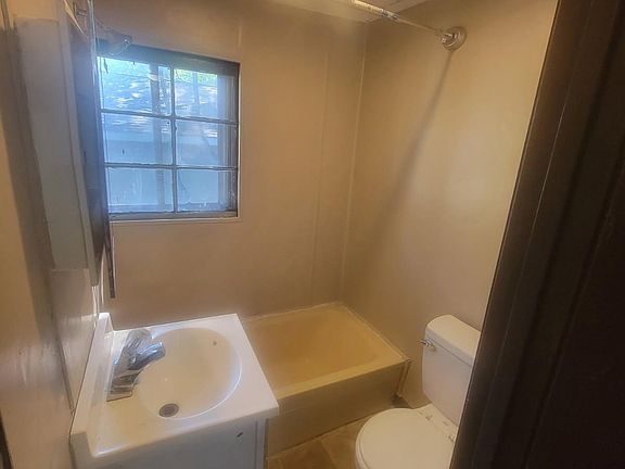 3rd image of 2642 Glass St
