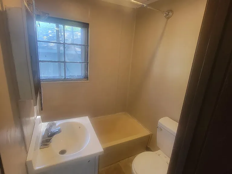 2642 Glass St — Photo 3