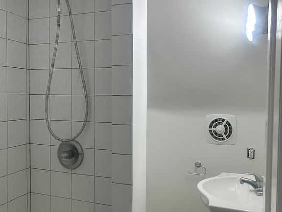 2nd image of 147 Lincoln Ave #3