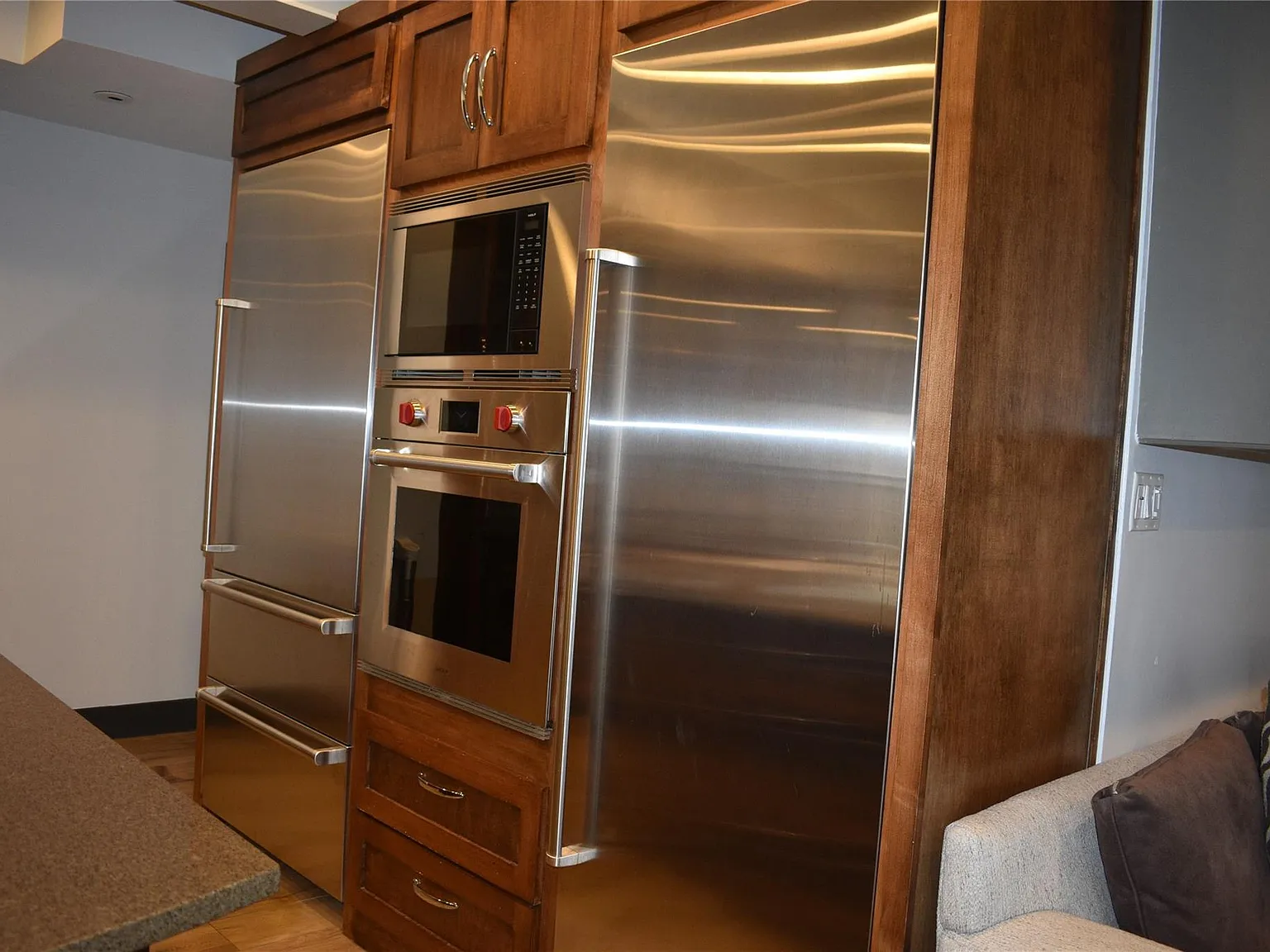 4 bed, 3.0 bath, 2368 sqft, $4,200 — Photo 2