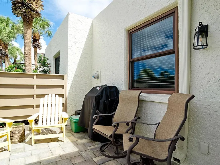 401 Palm Tree Dr — Photo 1