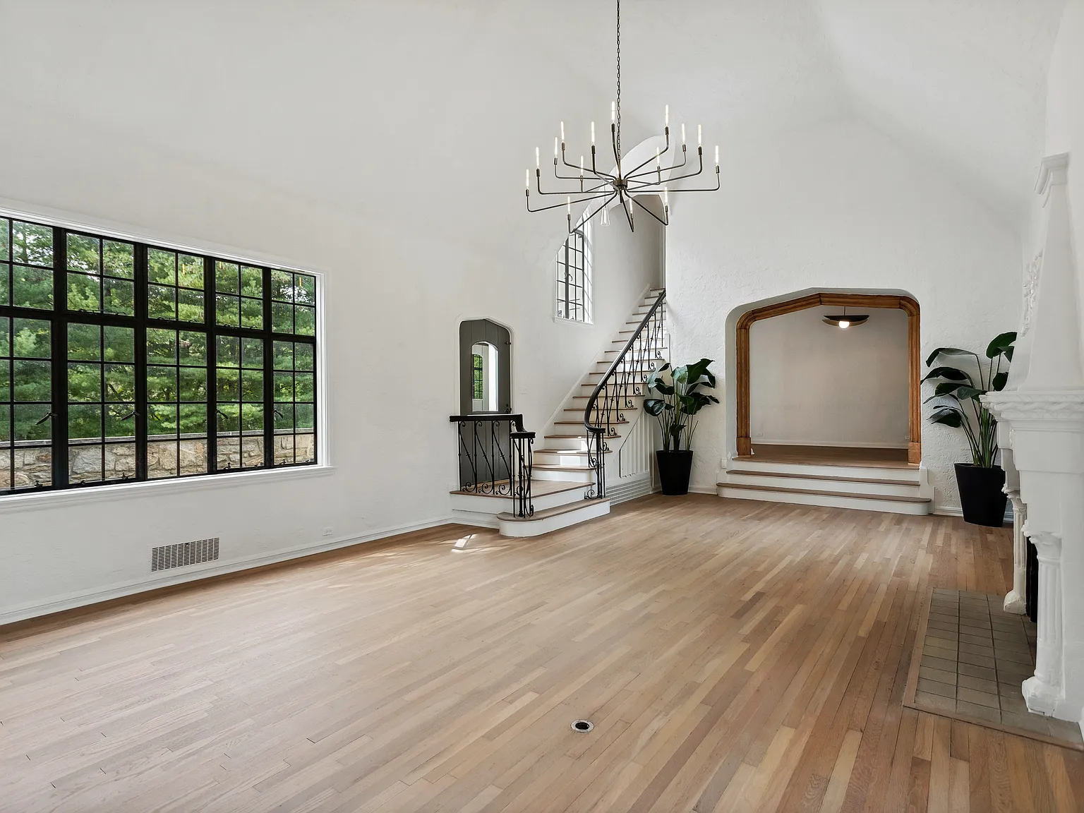 4 bed, 4.5 bath, 4148 sqft, $18,000 — Photo 4
