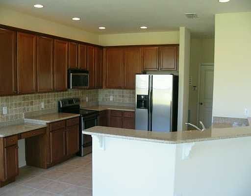 Fabulous Kitchen with Granite Countertops, Real Wood Cabinets and Stainless Appliances