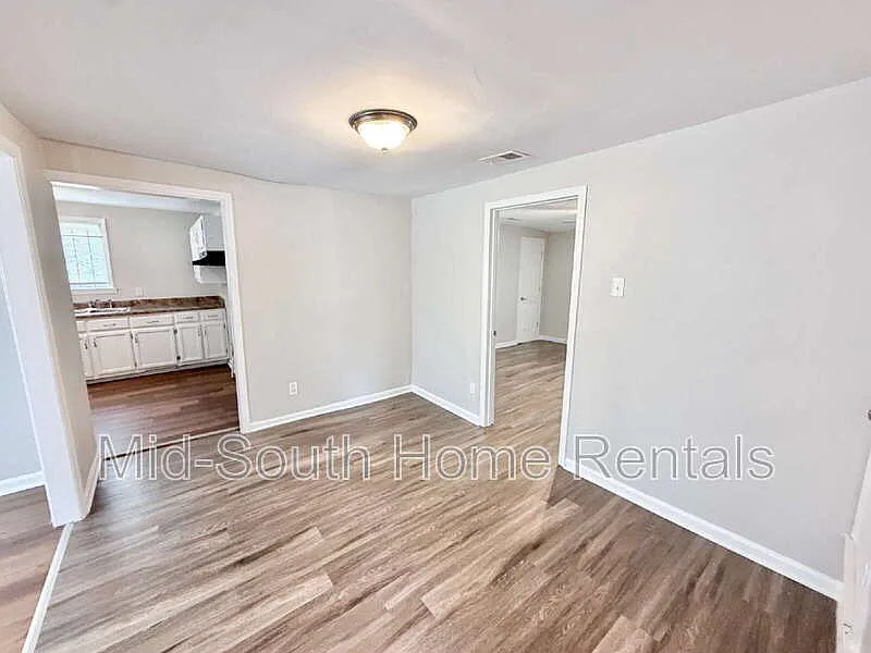 3 bed, 2.0 bath, 1302 sqft, $995 — Photo 3