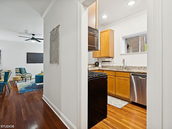 5th image of 1242 W Pratt Blvd APT 1M