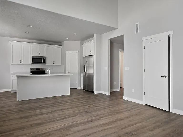 735 E Zekes Ct — Photo 4
