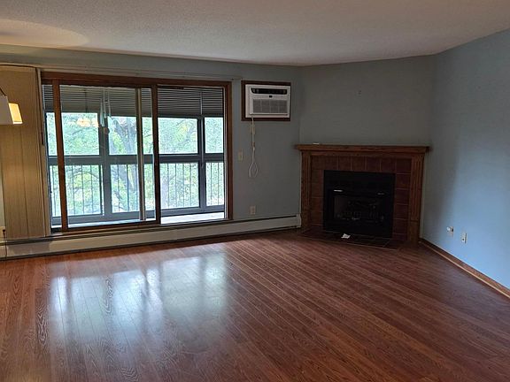 3rd image of 999 41st Ave NE APT 307
