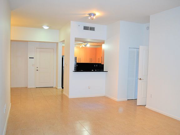 4th image of 511 SE 5th Ave APT 621