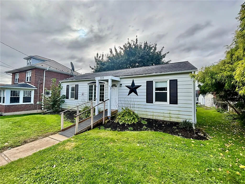3 bed, 1.0 bath, 855 sqft, $1,900 — Photo 1
