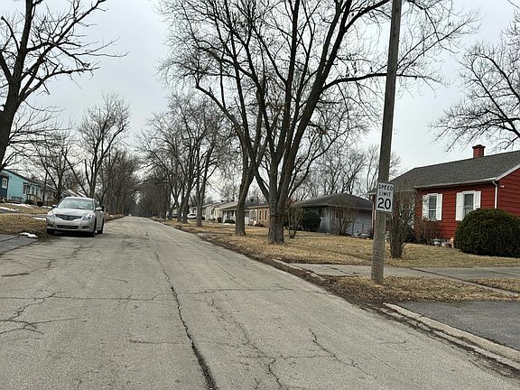 4th image of 22423 Yates Ave