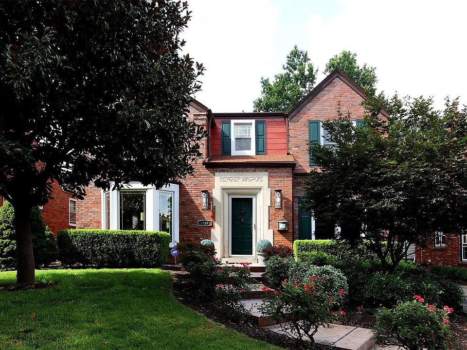 Peaceful tree- lined street - with landscaped front entry.