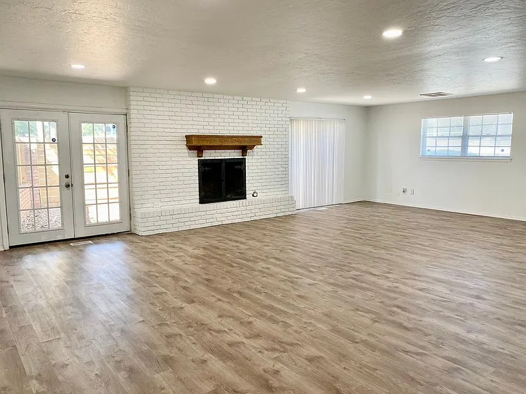 6336 N Villa Ave — Photo 2