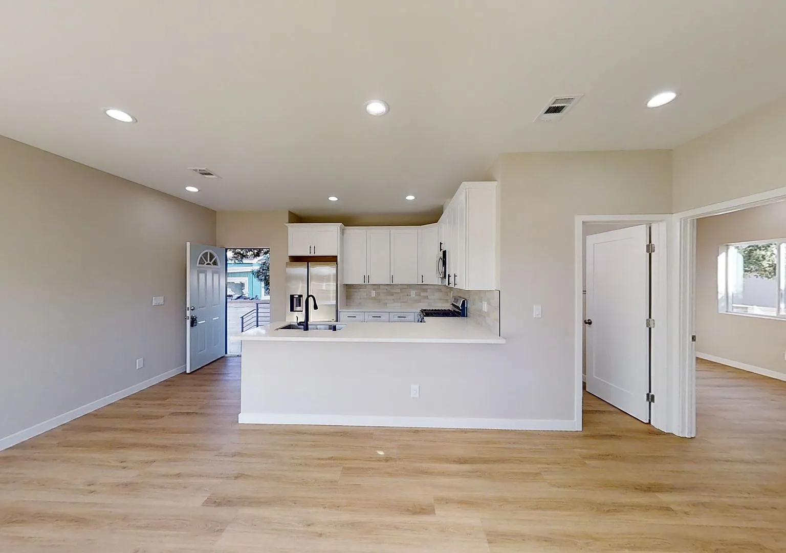 4BD/2BA on Stewart! — Photo 4