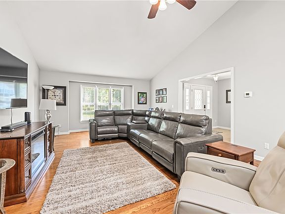 4th image of 16 Wisteria Ln