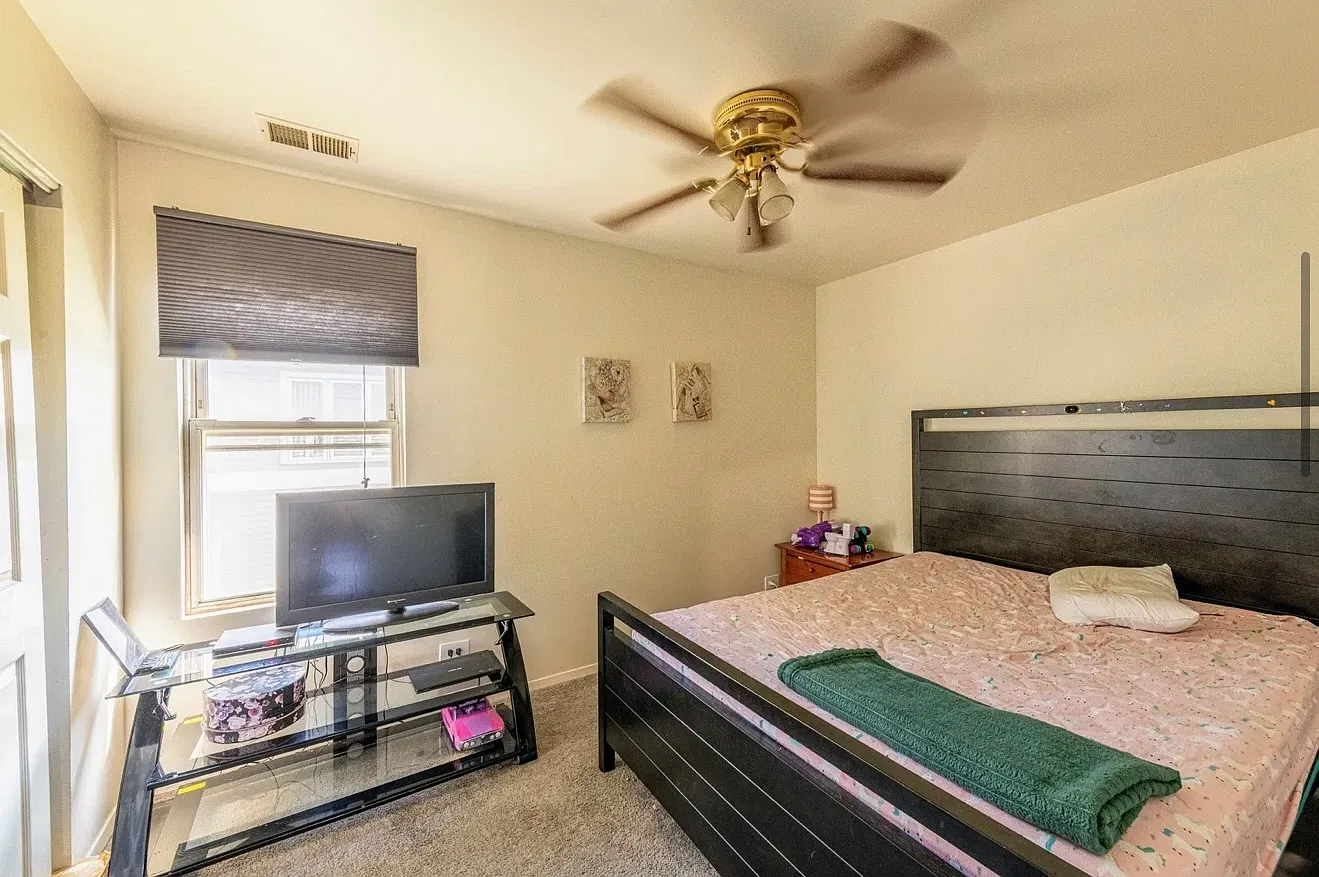 2 bed, 1200 sqft, $1,300 — Photo 4