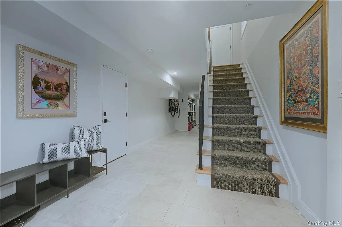 3 bed, 2.5 bath, 2024 sqft, $22,500 — Photo 3