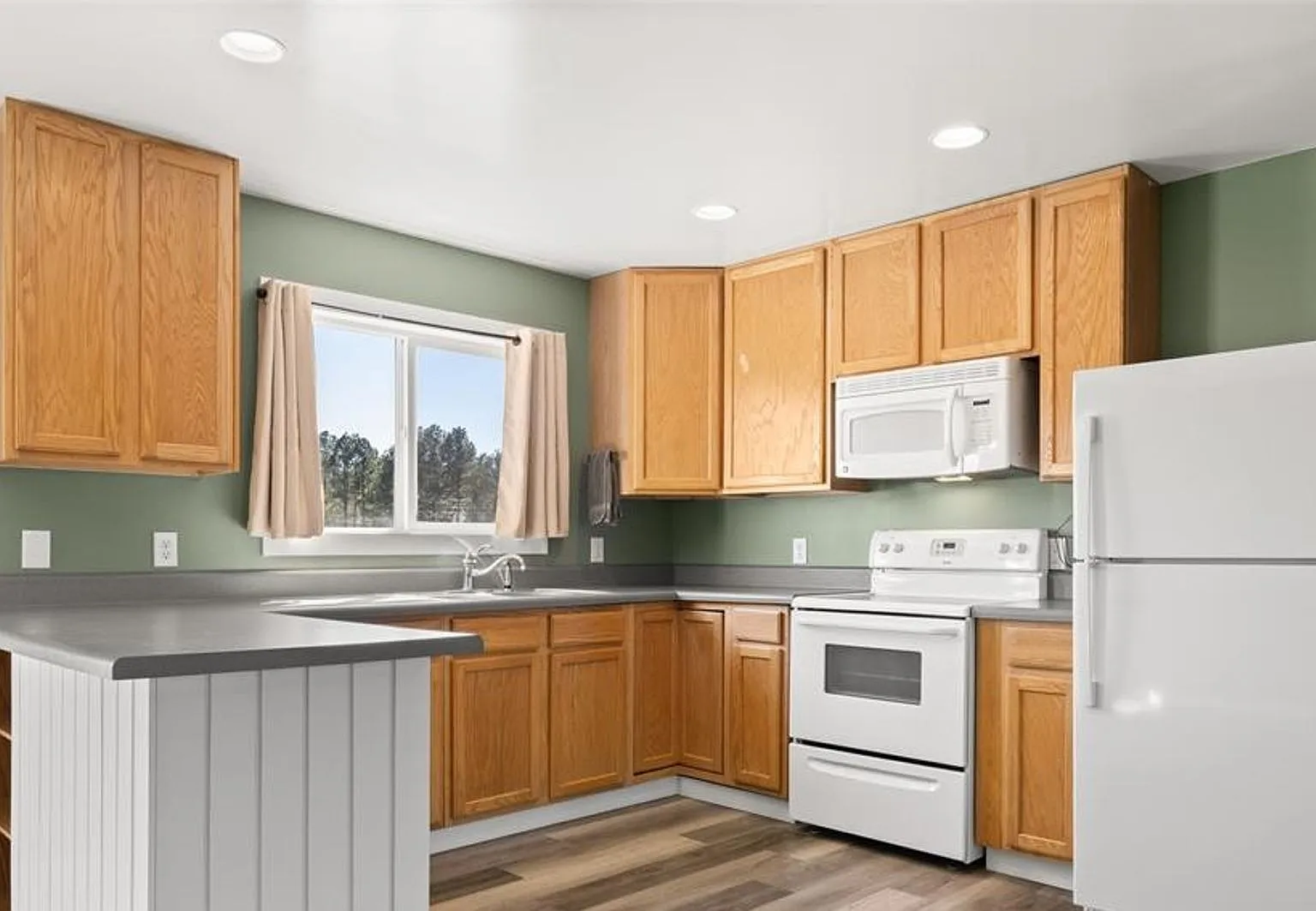 Beautiful Garage Apartment with tons of privacy! — Photo 2