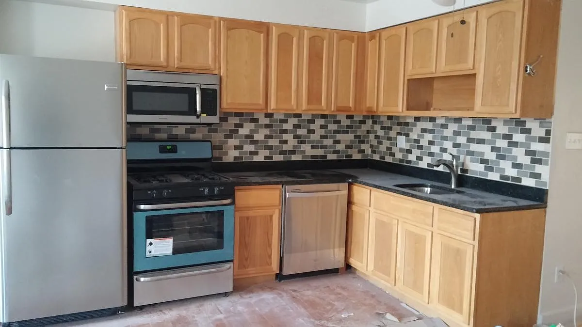 3 bed, 1.5 bath, 150 sqft, $800 — Photo 1