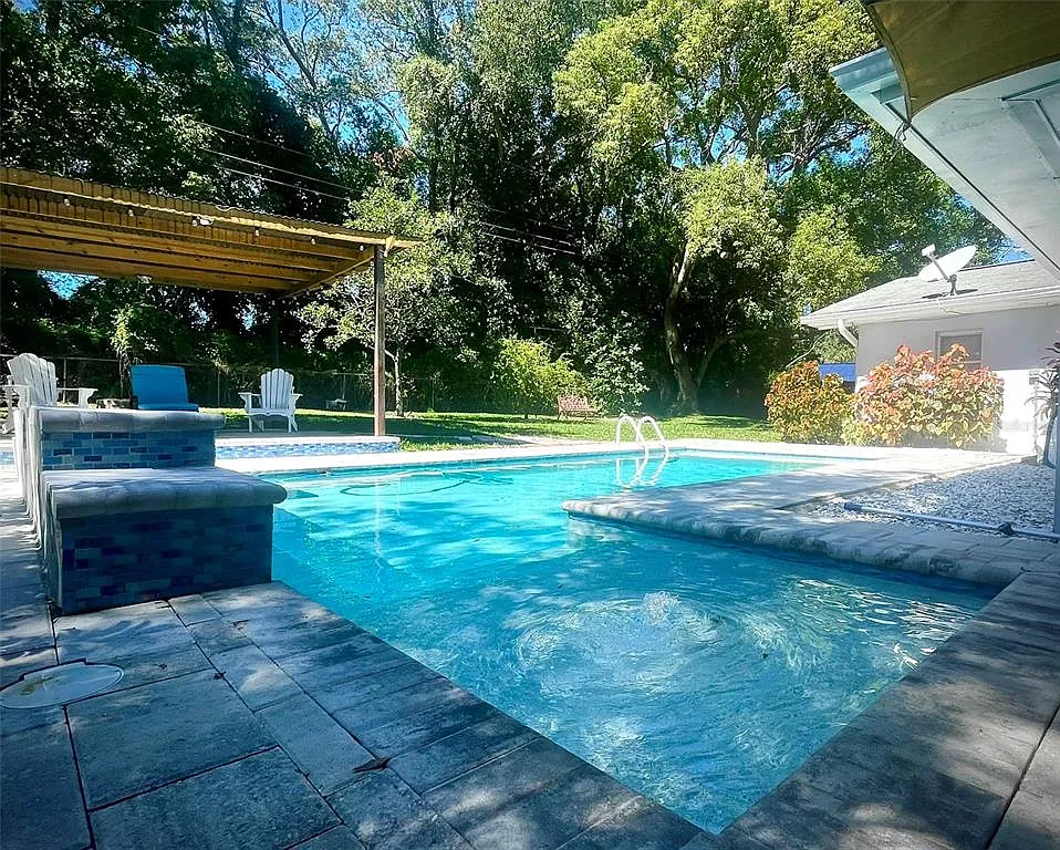 4 bed, 2.0 bath, 1895 sqft, $5,000 — Photo 3