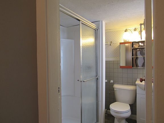3rd image of 208 N Mulberry St #4