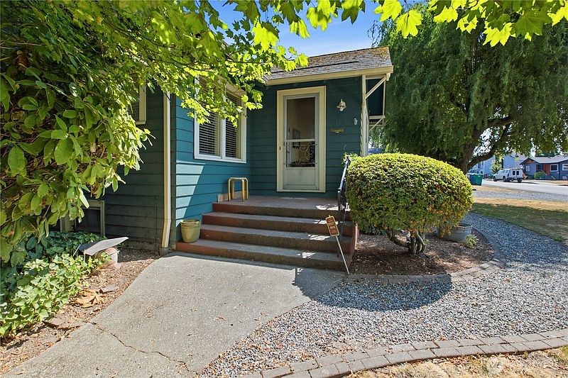 2nd image of 1002 21st Street SE