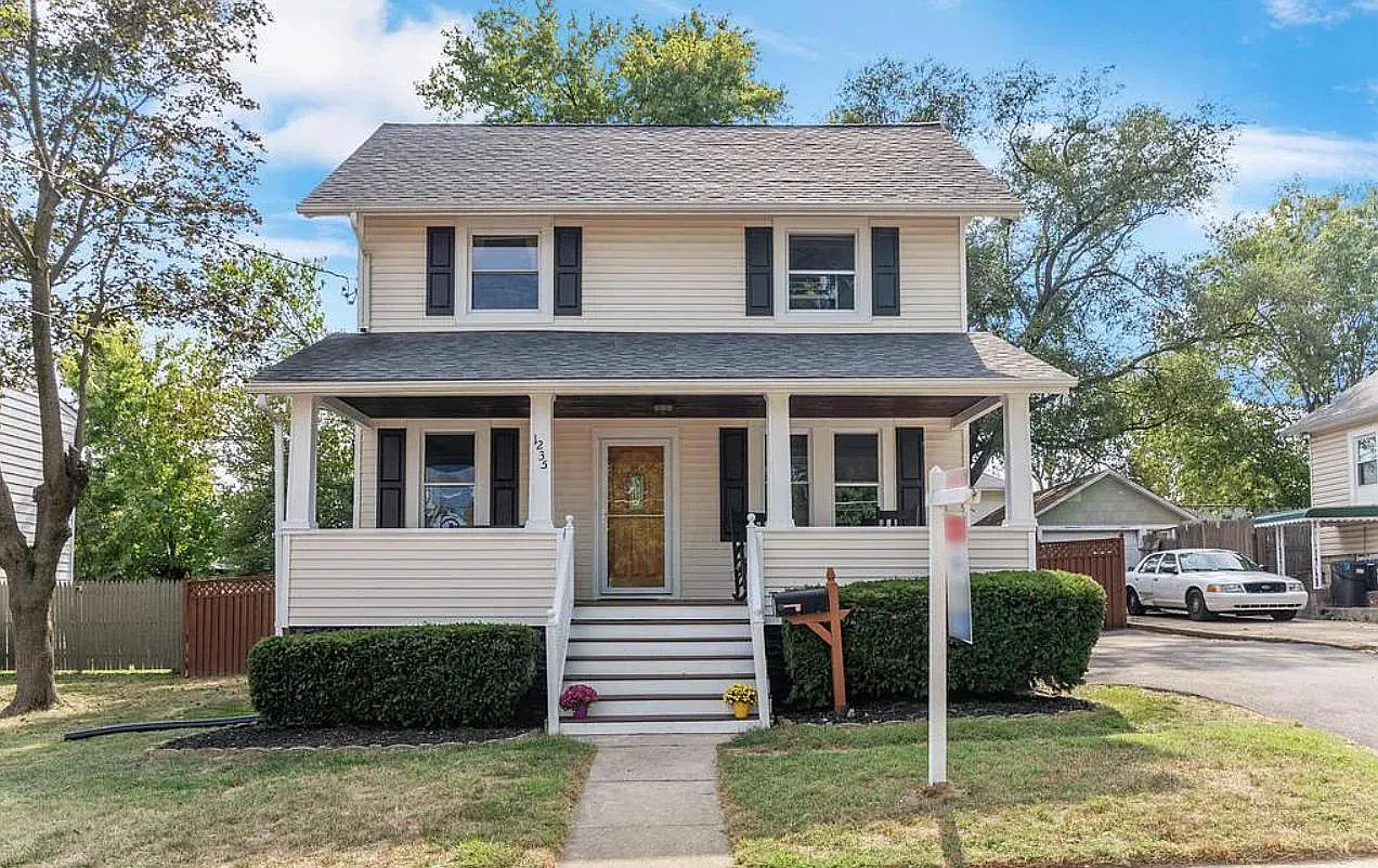 4 bed, 1.5 bath, 1900 sqft, $2,900 — Photo 2