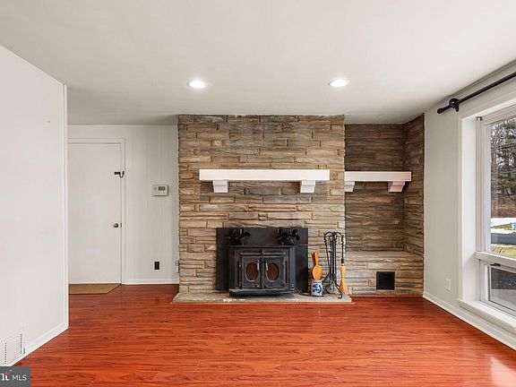 4th image of 10 Old Spring Rd