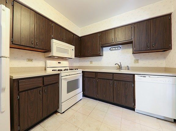 2nd image of 850 Johnstown Ln APT D