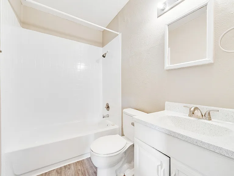 Orchard Hills Apartments Bathroom