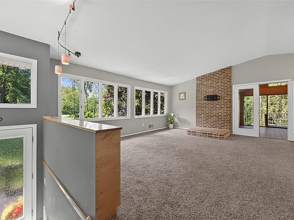 3rd image of 359 Hillside Cir
