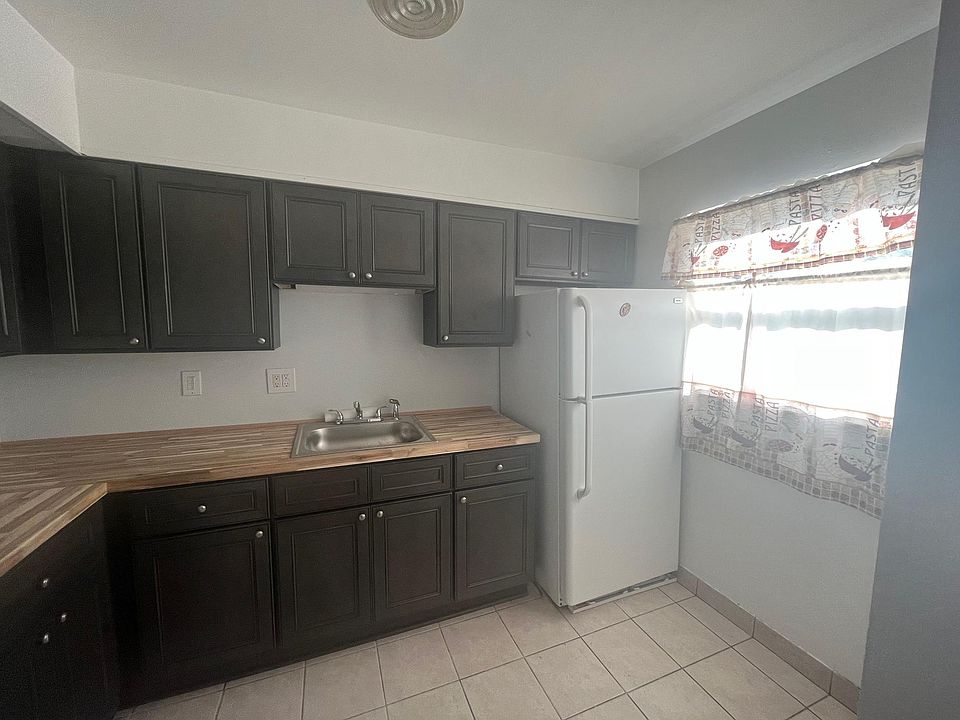1st image of 21535 Kingsville St #105
