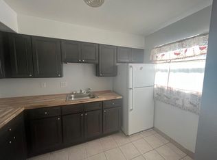 21535 Kingsville St #105, Harper Woods, MI 48225