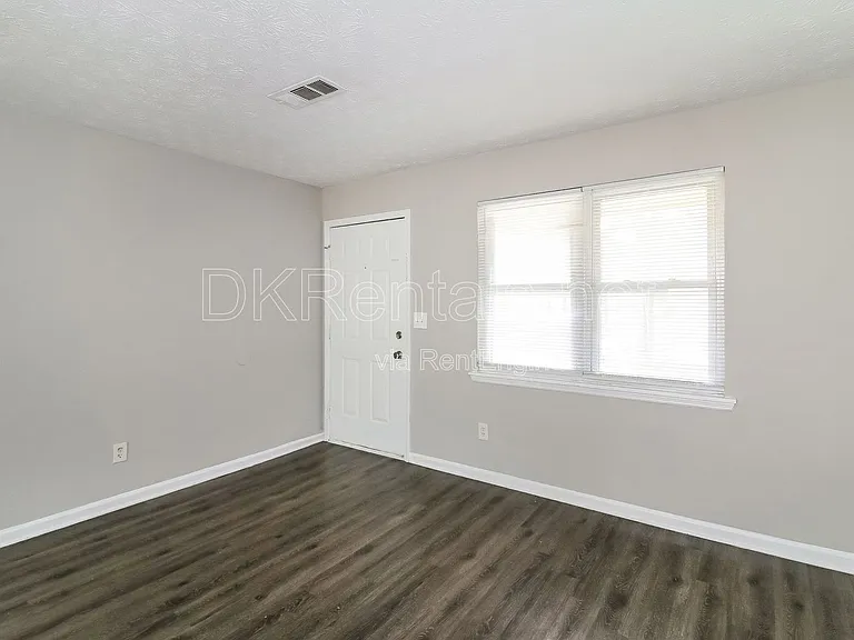 307 Hamilton Glenn — Photo 4